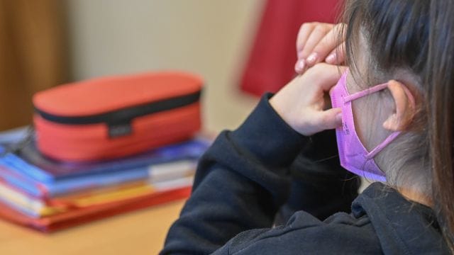 Ein Mädchen trägt eine Maske im Unterricht in einer Grundschule in Frankfurt (Oder). Ein Mädchen trägt eine Maske im Unterricht in einer Grundschule in Frankfurt (Oder).