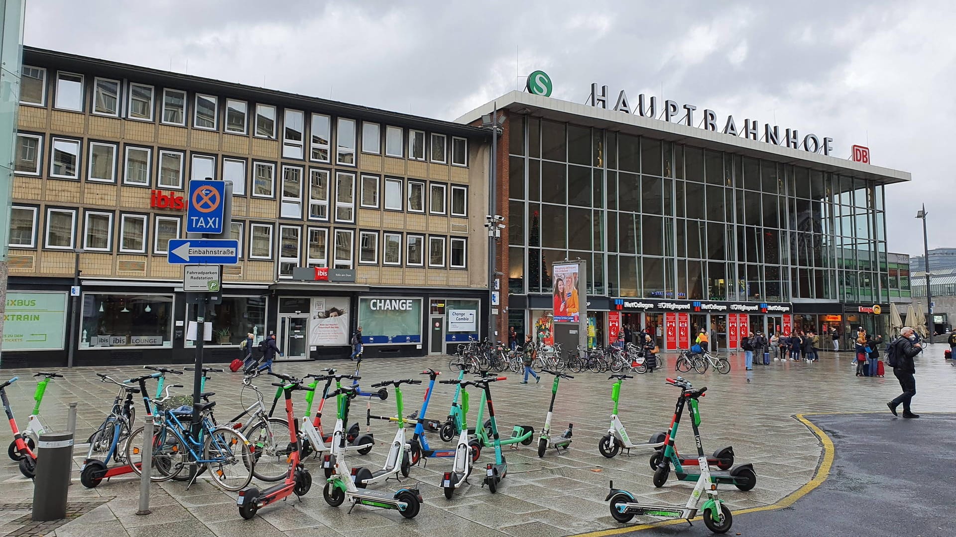 Blick auf den Kölner Hauptbahnhof: Die Polizisten erkannten den mutmaßlichen Täter mit Hilfe von Videoauswertung wieder. Blick auf den Kölner Hauptbahnhof: Die Polizisten erkannten den mutmaßlichen Täter mit Hilfe von Videoauswertung wieder.