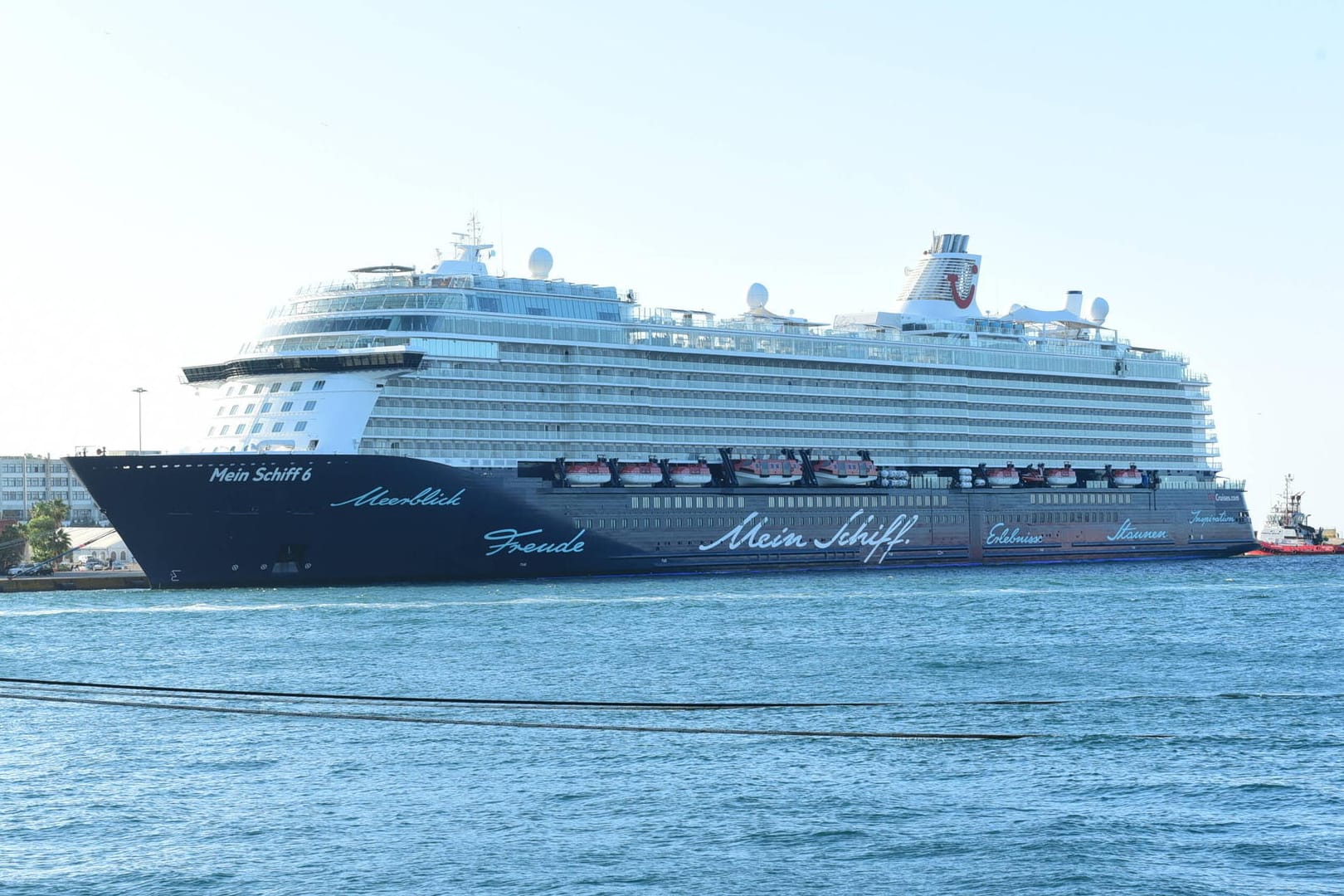 "Mein Schiff 6" in Piräus: Aufgrund mehrer Corona-Fälle wurde der Betrieb nun auch im Persischen Golf unterbrochen.