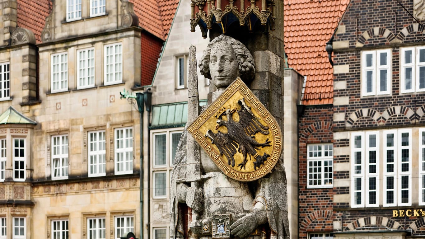 Der Bremer Roland vor historischen Giebelhäusern (Archivbild): Von Bremen können sich andere Bundesländer beim Thema Corona-Bekämpfung einiges abschauen.