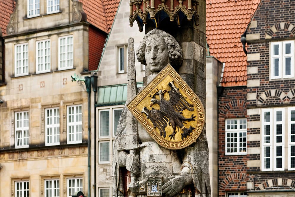 Der Bremer Roland vor historischen Giebelhäusern (Archivbild): Von Bremen können sich andere Bundesländer beim Thema Corona-Bekämpfung einiges abschauen.