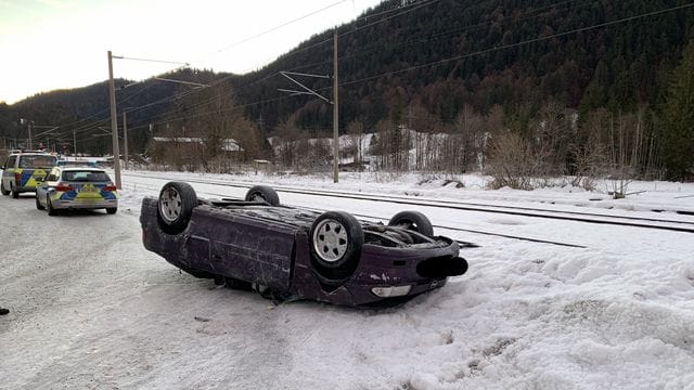 Das völlig demolierte Auto, welches in Parmisch-Partenkirchen von einem Traktorfahrer "umgeparkt" wurde. Das völlig demolierte Auto, welches in Parmisch-Partenkirchen von einem Traktorfahrer "umgeparkt" wurde.