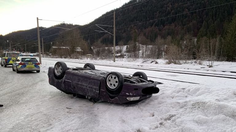 Das völlig demolierte Auto, welches in Parmisch-Partenkirchen von einem Traktorfahrer "umgeparkt" wurde.