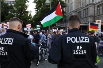 Eine Al-Kuds-Demonstration in Berlin (Archivbild): Intern hat sich die Berliner Polizei den Tag im Kalender notiert.
