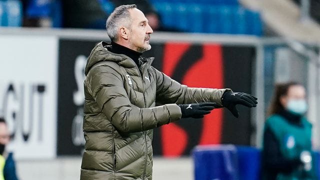 Will seinen Spielern das Reisen nicht verbieten: Gladbach-Coach Adi Hütter. Will seinen Spielern das Reisen nicht verbieten: Gladbach-Coach Adi Hütter.