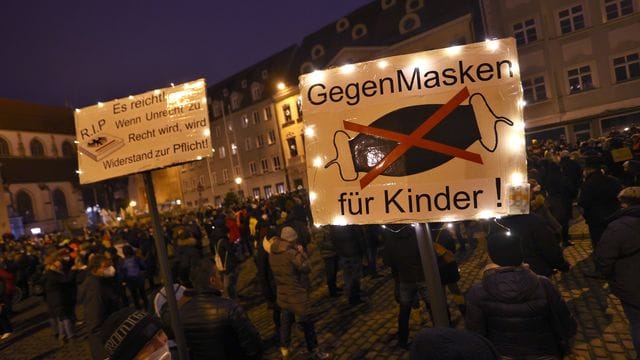 Überall in Deutschland wird - wie hier in Augsburg - immer wieder gegen die Corona-Maßnahmen der Bundesregierung protestiert.