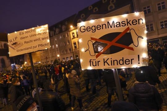 Überall in Deutschland wird - wie hier in Augsburg - immer wieder gegen die Corona-Maßnahmen der Bundesregierung protestiert.