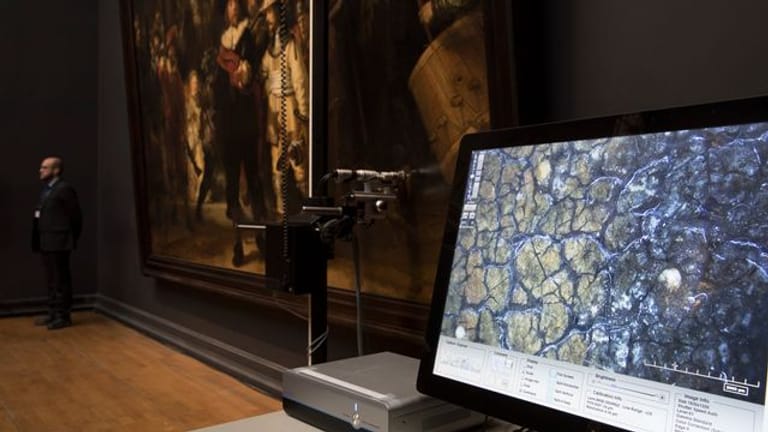 Eine 4x6 Millimeter großer Teil von Rembrandts "Nachtwache" wird bei einem Digitalisierungsprozess auf einem Bildschirm abgebildet.