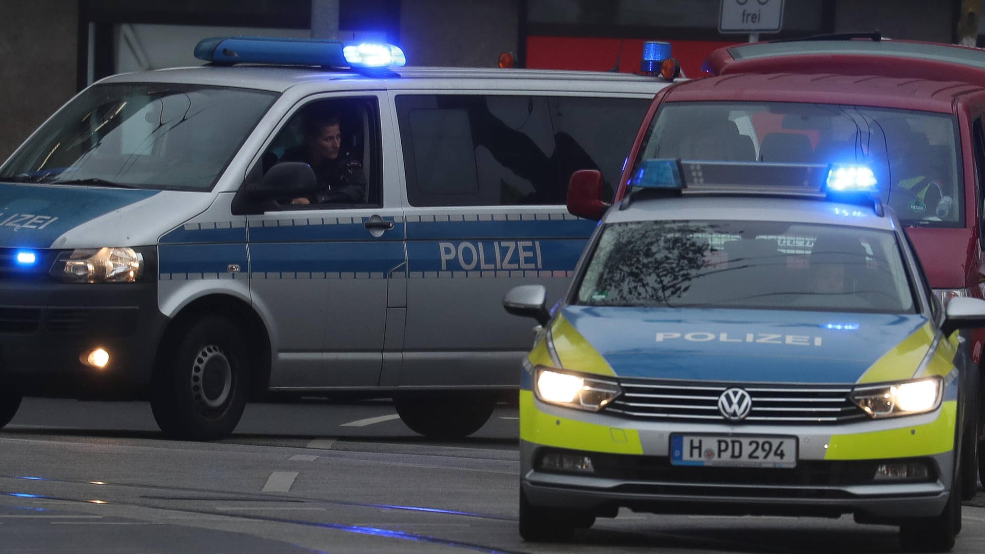 Streifenwagen in Hannover (Archivbild): Zehn Anwohner haben dort einen Kiosk-Einbrecher verletzt. Streifenwagen in Hannover (Archivbild): Zehn Anwohner haben dort einen Kiosk-Einbrecher verletzt.