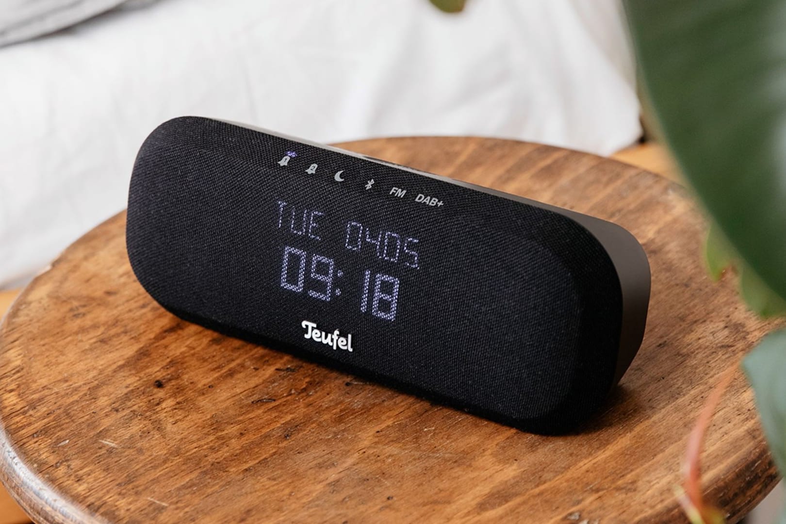 Das Radio One von Teufel ist ein Bluetooth-Lautsprecher, Radio und Wecker.