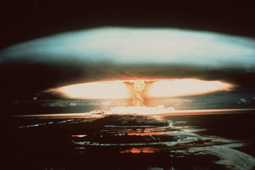 Nach der Explosion einer französischen Atombombe 1971 schwebt dieser riesige Atompilz über dem Mururoa-Atoll.