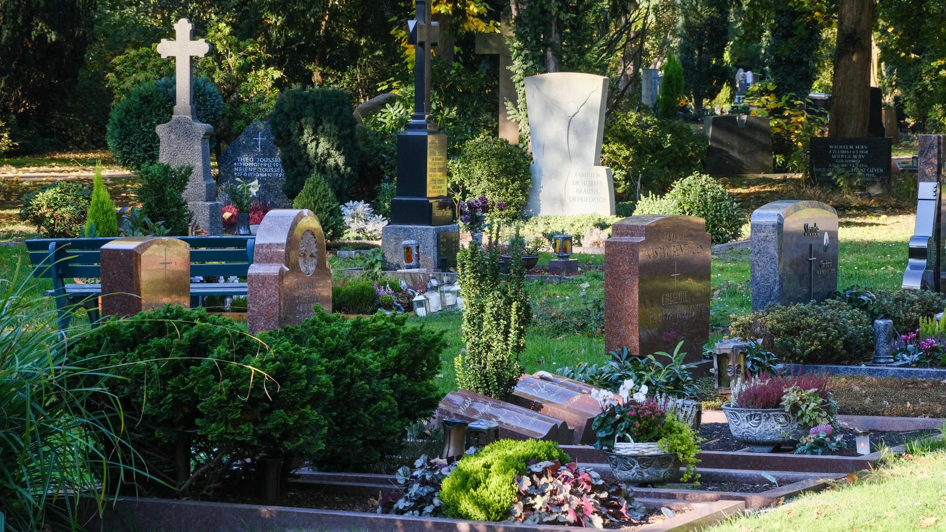 Ein Friedhof in Düsseldorf (Archivbild): Insgesamt 24 Gräber sind in der Silvesternacht zerstört worden. Ein Friedhof in Düsseldorf (Archivbild): Insgesamt 24 Gräber sind in der Silvesternacht zerstört worden.