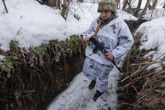 Ein ukrainischer Soldat geht an der Frontlinie zu prorussischen Rebellen in der Region Donezk in einem Schützengraben entlang.