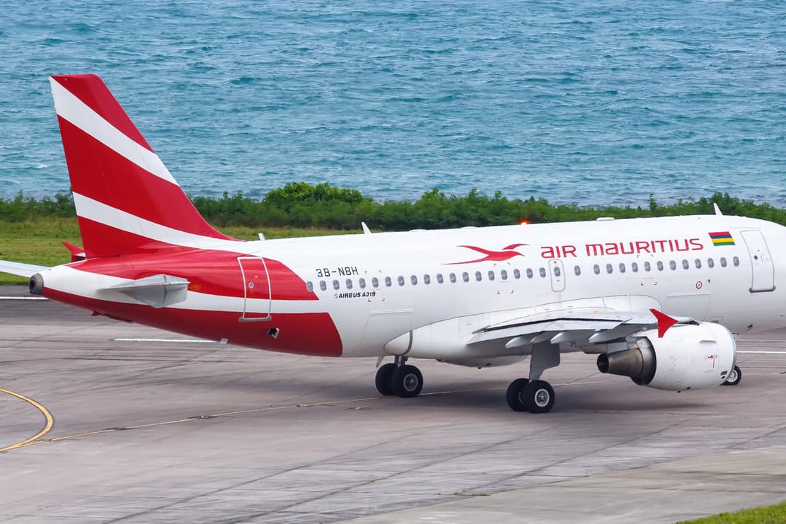 Air Mauritius (Archivbild): Auf der Flugzeugtoilette brachte die Frau ein Baby zur Welt.