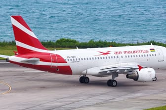 Air Mauritius (Archivbild): Auf der Flugzeugtoilette brachte die Frau ein Baby zur Welt.