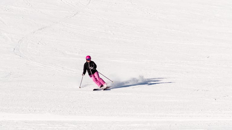Eine Frau beim Skifahren (Archivbild): In Österreich ist eine Kölnerin nach einem Sturz ums Leben gekommen.