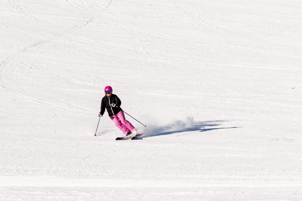 Eine Frau beim Skifahren (Archivbild): In Österreich ist eine Kölnerin nach einem Sturz ums Leben gekommen.