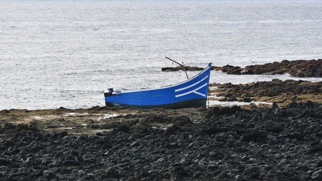 Ein Boot, mit dem Migranten Spanien erreicht haben, liegt am Strand von Las Caletas auf Lanzarote.