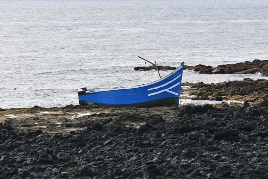 Ein Boot, mit dem Migranten Spanien erreicht haben, liegt am Strand von Las Caletas auf Lanzarote.