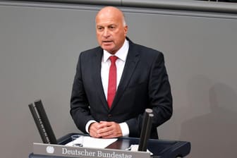 Rüdiger Lucassen während einer Sitzung des Bundestags (Archivbild): Der NRW-Landeschef der AfD erwartet weitere Austritte aus der Bundestagsfraktion.