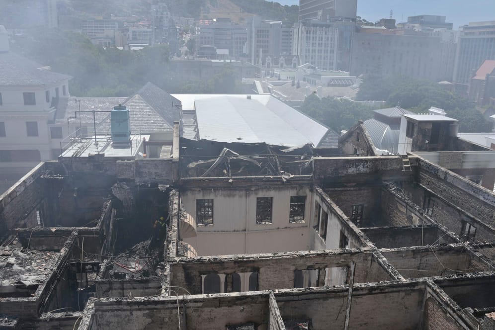 Das eingestürzte Dach des Parlamentsgebäudes von Kapstadt: Der Brand hat viel zerstört.