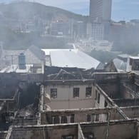 Das eingestürzte Dach des Parlamentsgebäudes von Kapstadt: Der Brand hat viel zerstört.