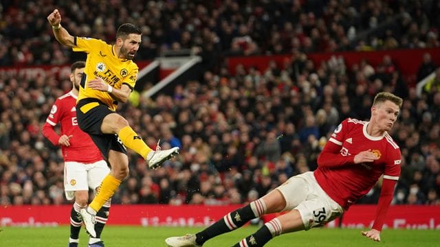 Joao Moutinho (l) schoss die Wolverhampton Wanderers in Old Trafford zum Sieg. Joao Moutinho (l) schoss die Wolverhampton Wanderers in Old Trafford zum Sieg.