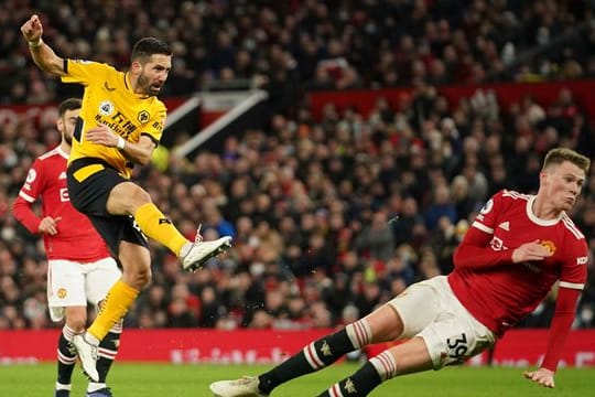 Joao Moutinho (l) schoss die Wolverhampton Wanderers in Old Trafford zum Sieg.
