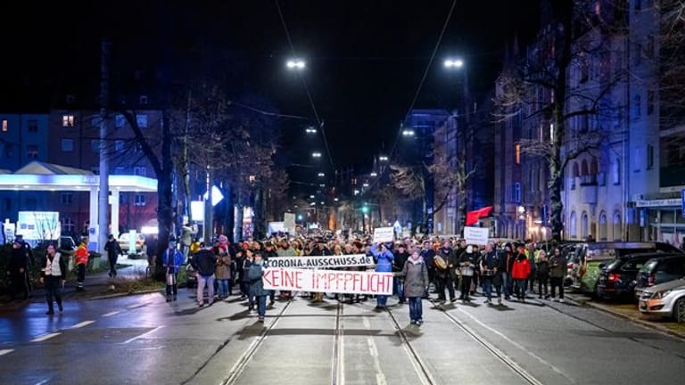 Menschen demonstrieren in Nürnberg gegen die Corona-Politik