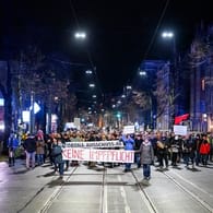 Menschen demonstrieren in Nürnberg gegen die Corona-Politik