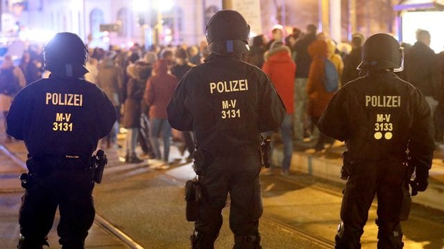 Zu der allwöchentlichen Demonstration gegen die Corona-Maßnahmen haben sich in Rostock wieder mehrere tausend Menschen eingefunden. Zu der allwöchentlichen Demonstration gegen die Corona-Maßnahmen haben sich in Rostock wieder mehrere tausend Menschen eingefunden.