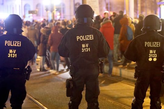 Zu der allwöchentlichen Demonstration gegen die Corona-Maßnahmen haben sich in Rostock wieder mehrere tausend Menschen eingefunden.