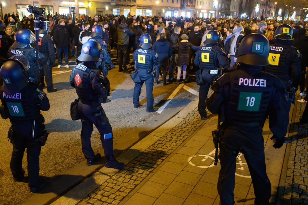 Magdeburg: Demonstranten gingen am Abend durch die Stadt, um gegen die Corona-Regeln zu protestieren.