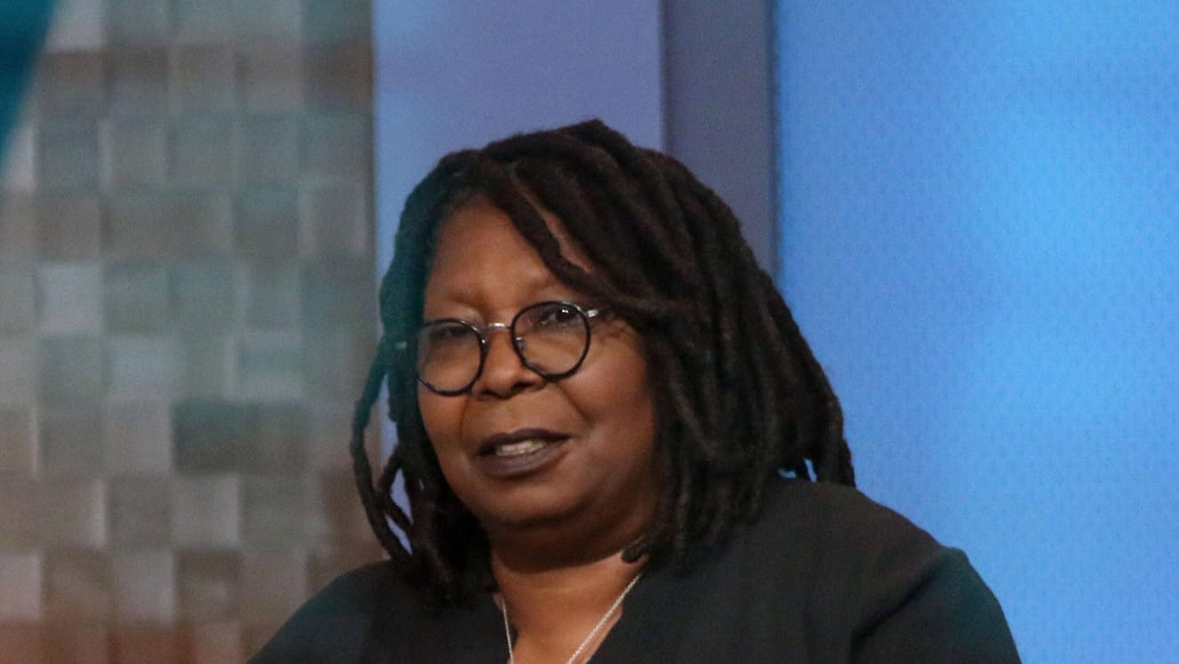 Whoopi Goldberg spricht bei einer Veranstaltung in New York (Archivbild): Die Schauspielerin hat sich mit Corona angesteckt.