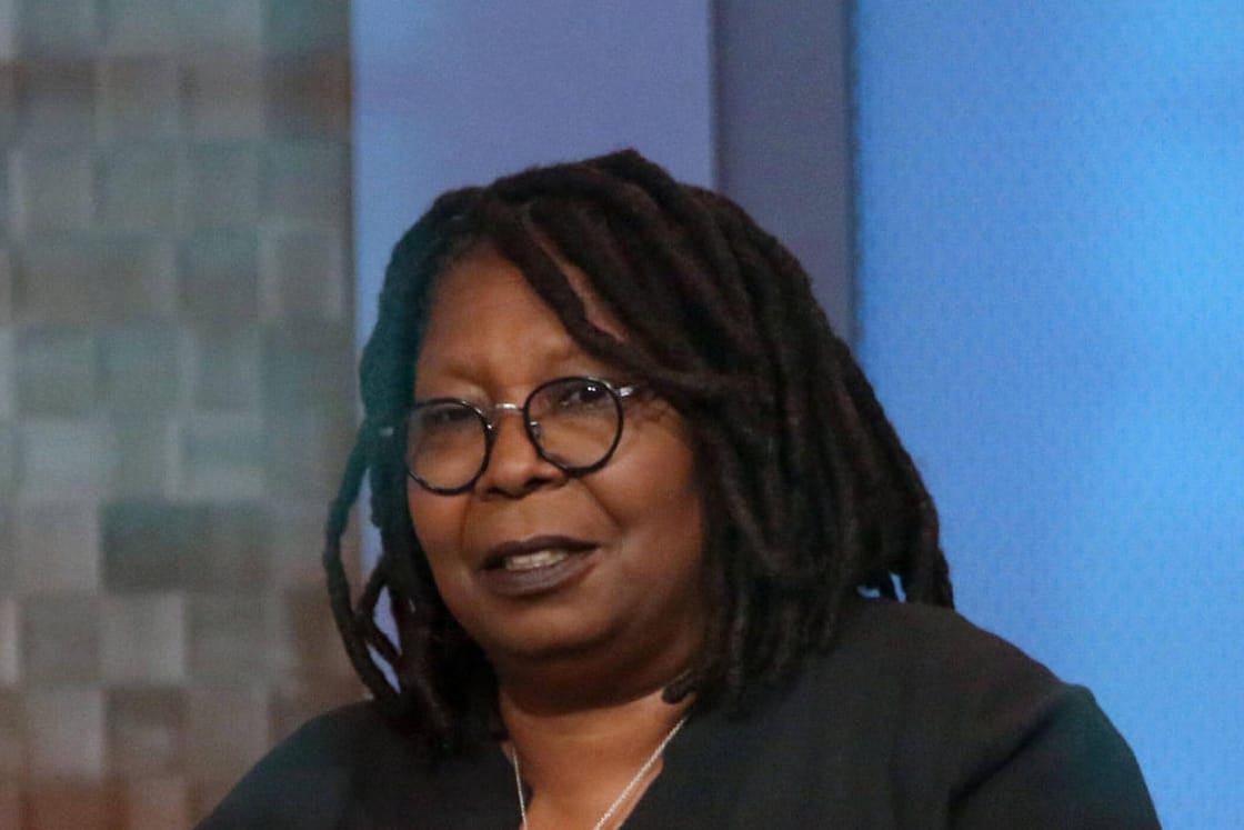 Whoopi Goldberg spricht bei einer Veranstaltung in New York (Archivbild): Die Schauspielerin hat sich mit Corona angesteckt.