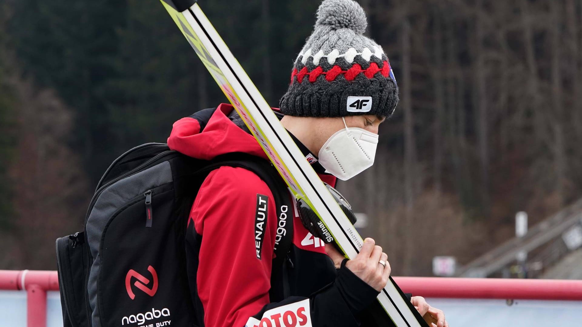 Mit gesenktem Haupt läuft Kamil Stoch über das Gelände in Innsbruck: Der Titelverteidiger kehrt vorzeitig nach Polen zurück.