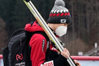 Mit gesenktem Haupt läuft Kamil Stoch über das Gelände in Innsbruck: Der Titelverteidiger kehrt vorzeitig nach Polen zurück.