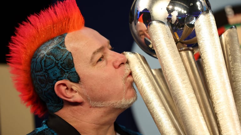 Peter Wright küsst den Pokal: Er setzte sich bei der Darts-WM gegen Michael Smith durch.