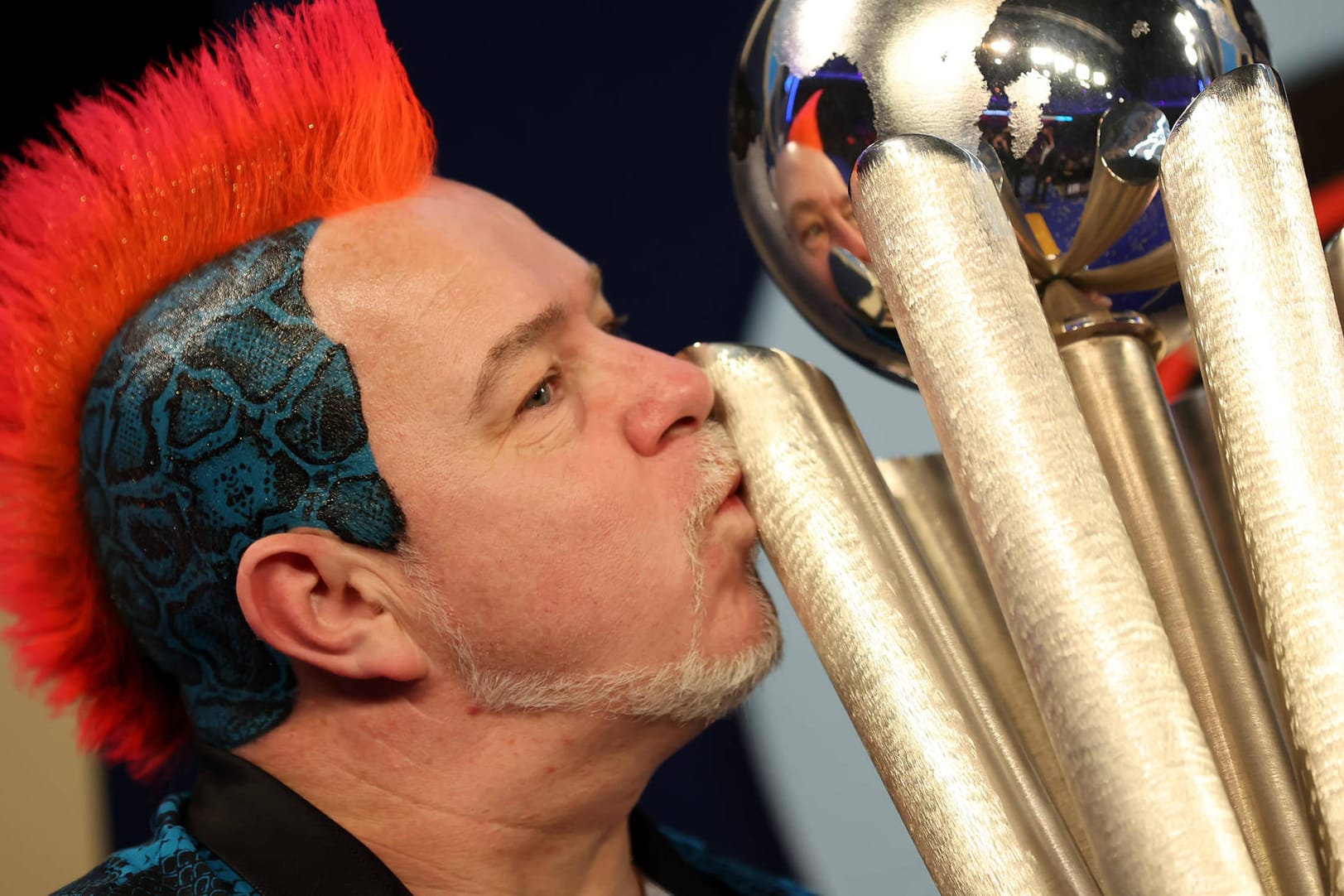 Peter Wright küsst den Pokal: Er setzte sich bei der Darts-WM gegen Michael Smith durch.