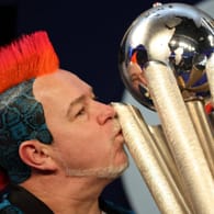 Peter Wright küsst den Pokal: Er setzte sich bei der Darts-WM gegen Michael Smith durch.