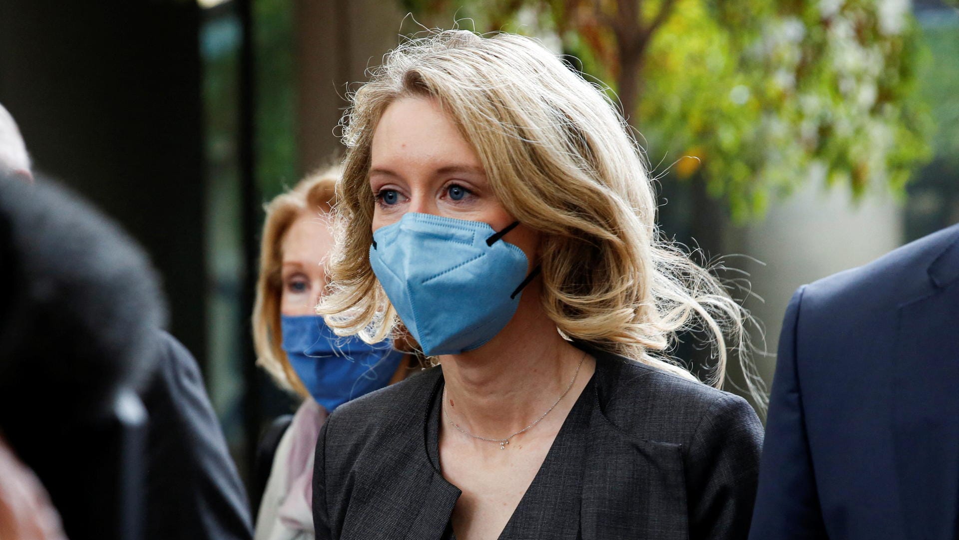 Elizabeth Holmes auf dem Weg zum Gericht in San Jose: Die Jury sprach die Unternehmerin schuldig. Elizabeth Holmes auf dem Weg zum Gericht in San Jose: Die Jury sprach die Unternehmerin schuldig.
