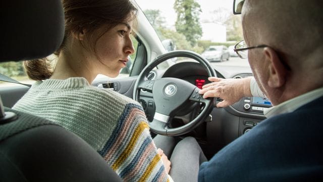 Auf der Suche nach einer geeigneten Fahrschule können auch Erfahrungswerte im Freundes- und Bekanntenkreis dienlich sein.