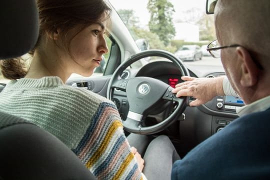 Auf der Suche nach einer geeigneten Fahrschule können auch Erfahrungswerte im Freundes- und Bekanntenkreis dienlich sein.