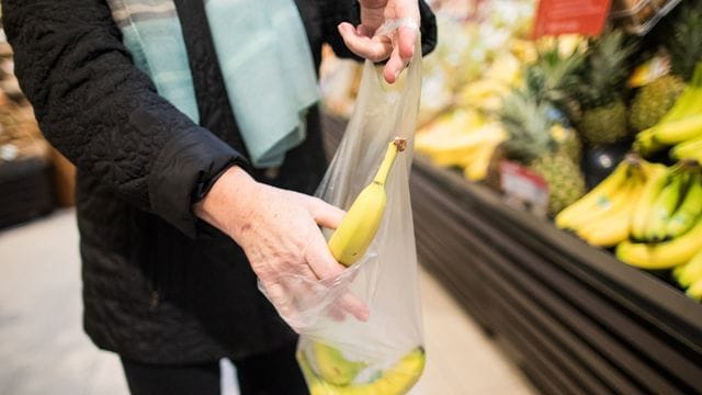 Die dünnen Plastiktüten an der Obsttheke im Supermarkt bleiben erlaubt.