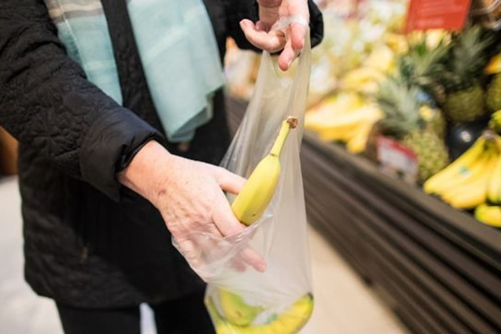 Die dünnen Plastiktüten an der Obsttheke im Supermarkt bleiben erlaubt.