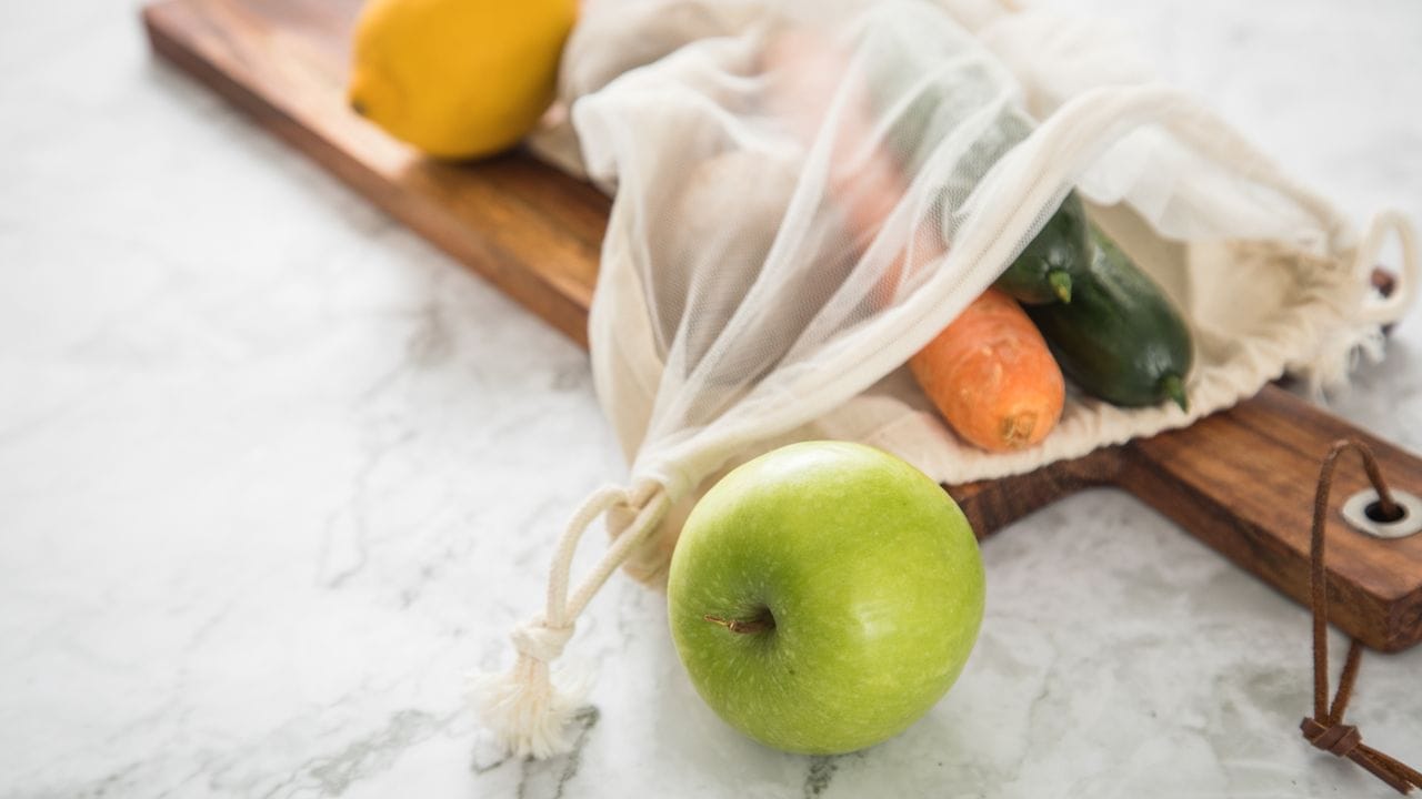 Netze sind eine gute Alternative zur Einweg-Plastiktüte für Obst und Gemüse an der Supermarkt-Theke.
