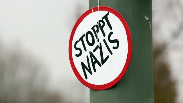 Schild mit der Aufschrift "Stoppt Nazis"