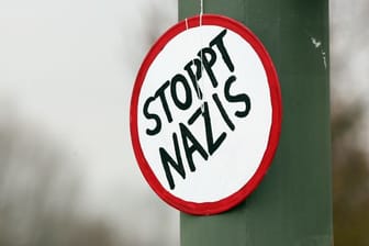 Schild mit der Aufschrift "Stoppt Nazis"