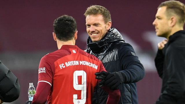Sind mit dem FC Bayern klar auf Titelkur: Trainer Julian Nagelsmann und Torjäger Robert Lewandowski. Sind mit dem FC Bayern klar auf Titelkur: Trainer Julian Nagelsmann und Torjäger Robert Lewandowski.