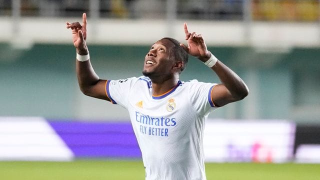 Musste sich erst einmal an die Essenszeiten in Spanien gewöhnen: Ex-Bayern-Profi David Alaba. Musste sich erst einmal an die Essenszeiten in Spanien gewöhnen: Ex-Bayern-Profi David Alaba.